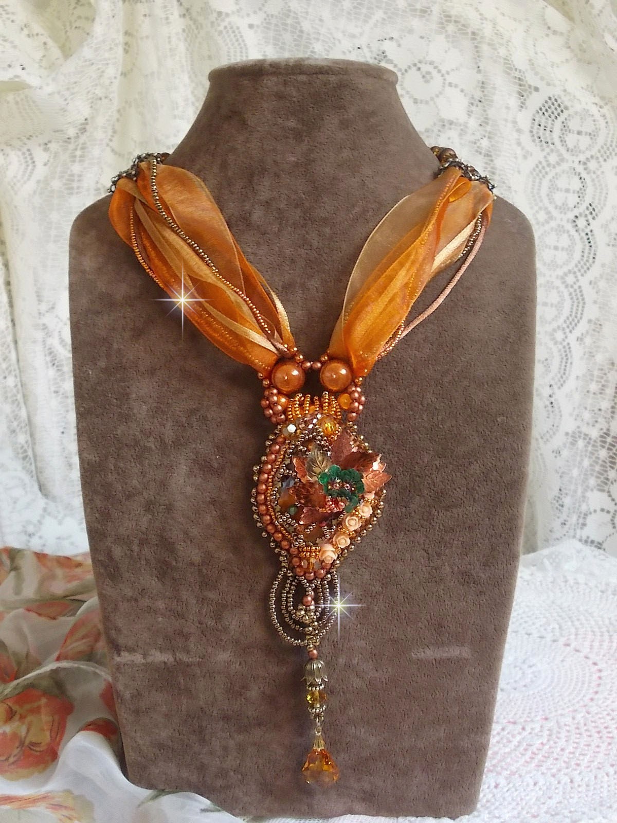Souffle d'Automne Chic Ethnique hänge, broderad med pärlor och Swarovski-kristall 