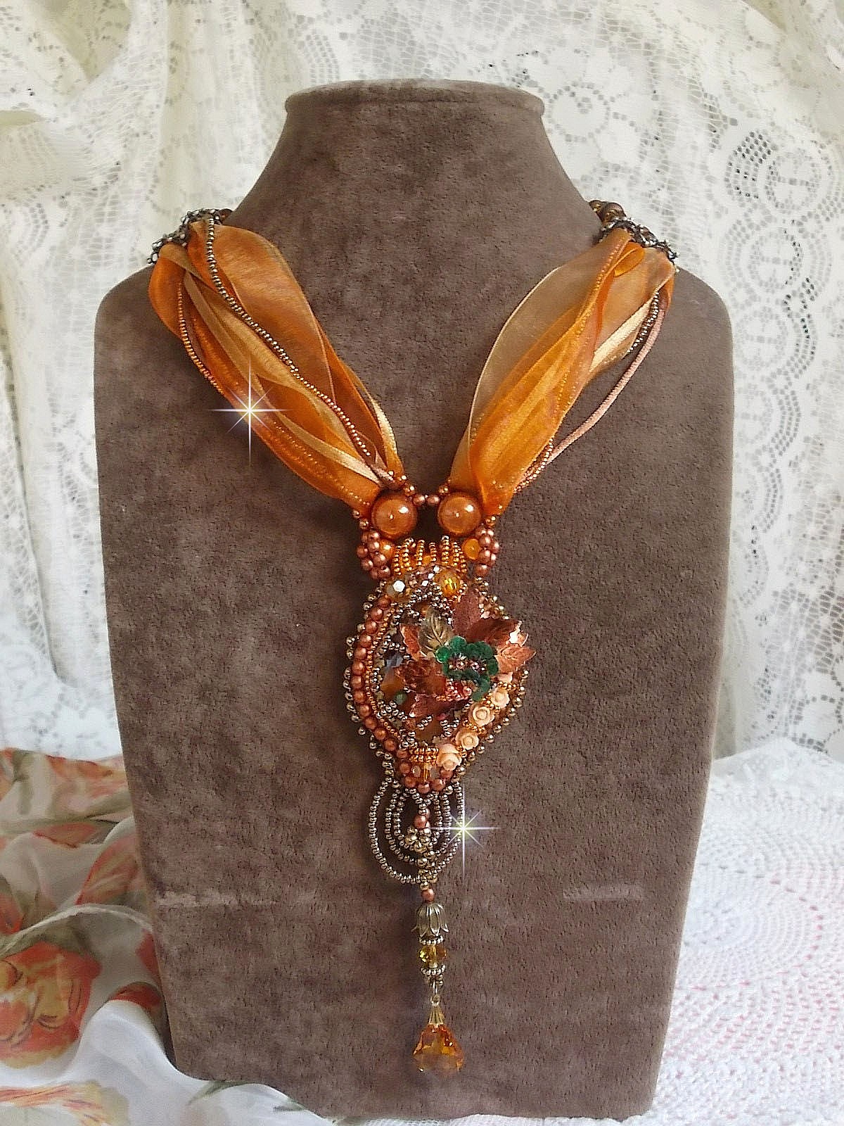 Souffle d'Automne Chic Ethnique h&auml;nge, broderad med p&auml;rlor och Swarovski-kristall 