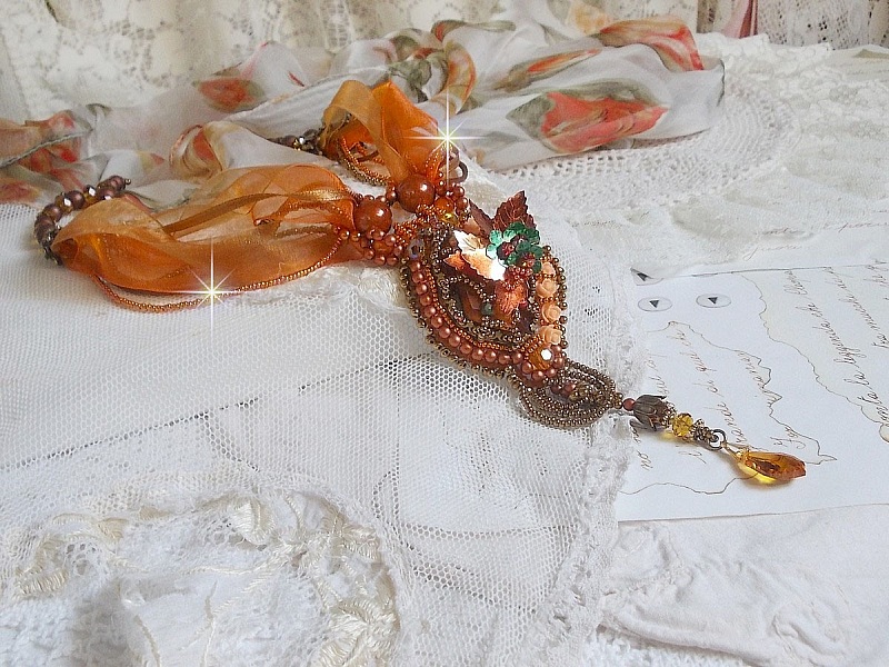 Souffle d'Automne Chic Ethnique h&auml;nge, broderad med p&auml;rlor och Swarovski-kristall 