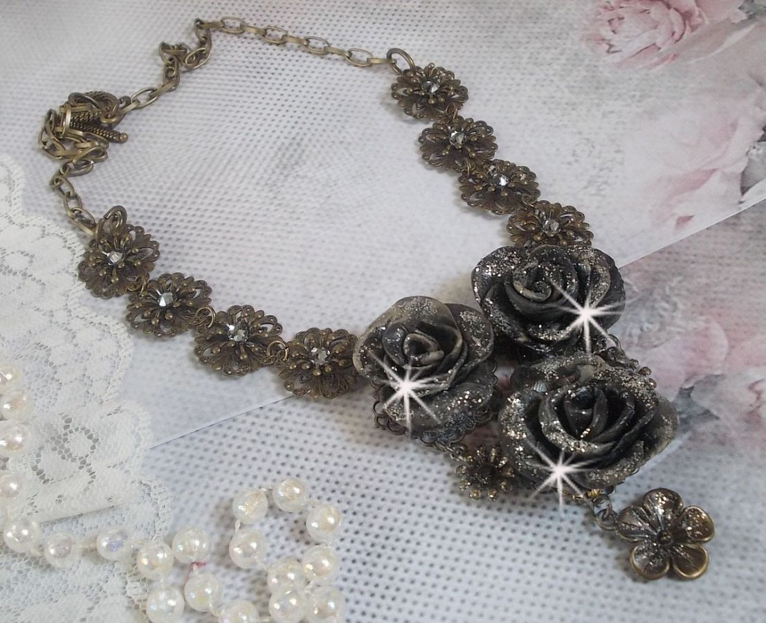 Steampunk Queen halsband skapat med svarta och bruna porslinsrosor, kristallcabochoner och bronstillbehör.