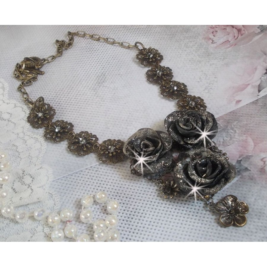 Steampunk Queen halsband skapat med svarta och bruna porslinsrosor, kristallcabochoner och bronstillbehör.