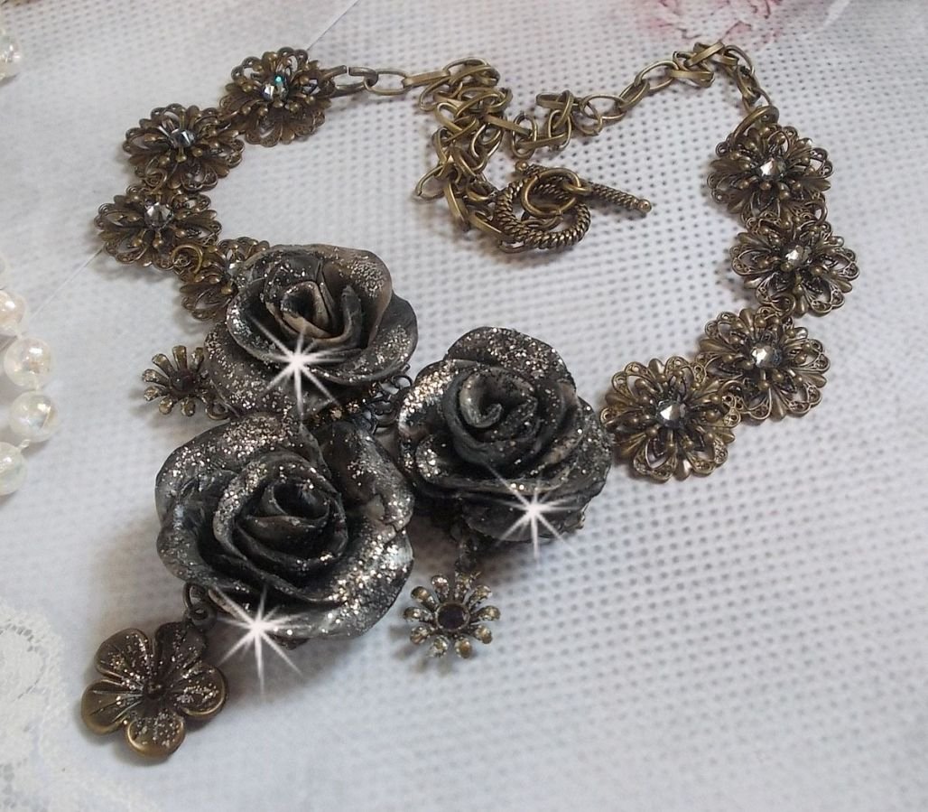Steampunk Queen halsband skapat med svarta och bruna porslinsrosor, kristallcabochoner och bronstillbehör.