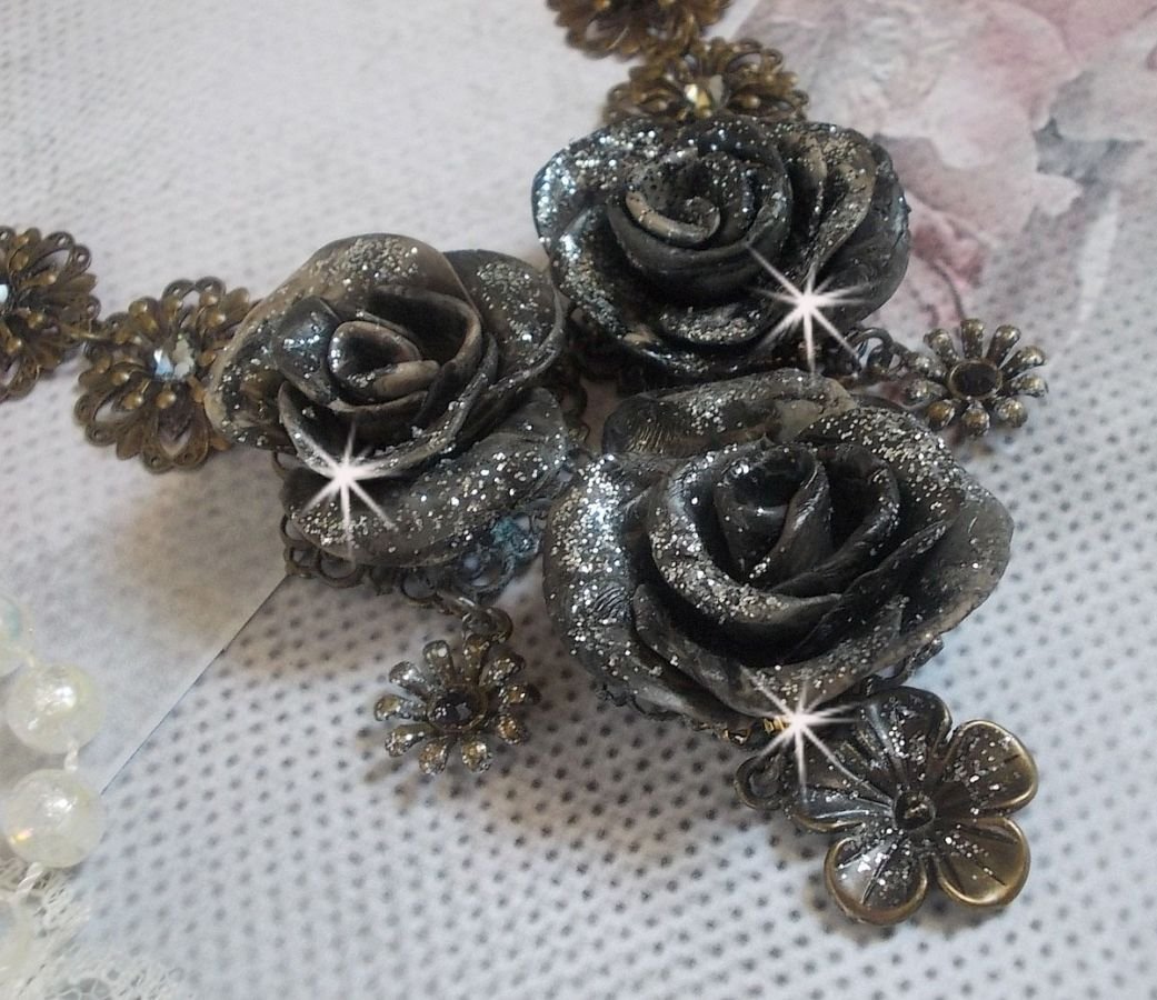 Steampunk Queen halsband skapat med svarta och bruna porslinsrosor, kristallcabochoner och bronstillbehör.
