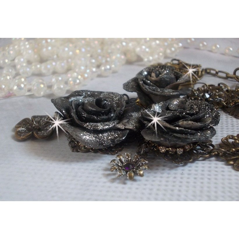 Steampunk Queen halsband skapat med svarta och bruna porslinsrosor, kristallcabochoner och bronstillbehör.