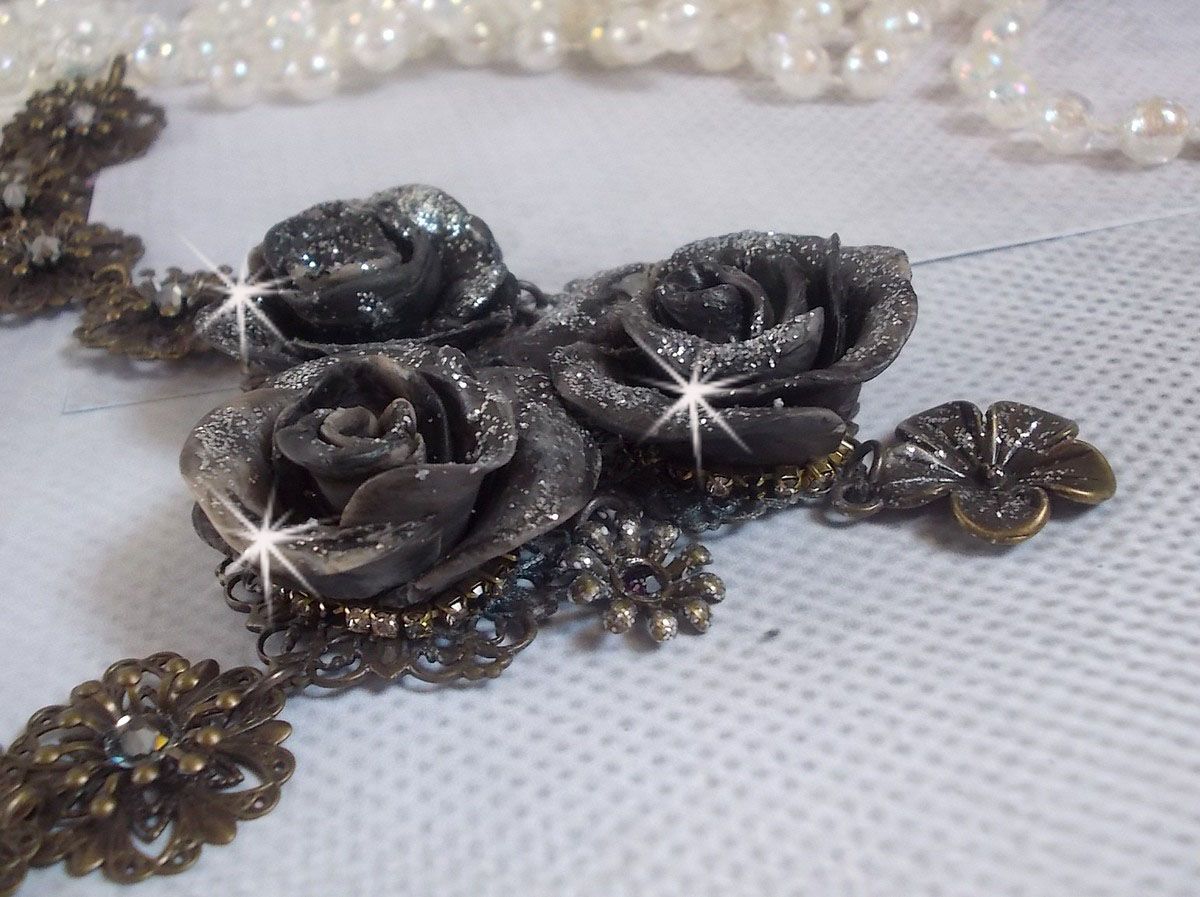 Steampunk Queen halsband skapat med svarta och bruna porslinsrosor, kristallcabochoner och bronstillbehör.