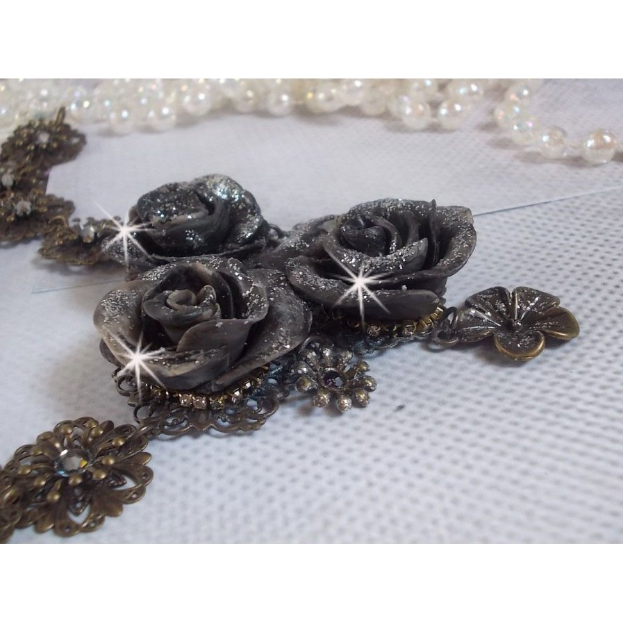 Steampunk Queen halsband skapat med svarta och bruna porslinsrosor, kristallcabochoner och bronstillbehör.