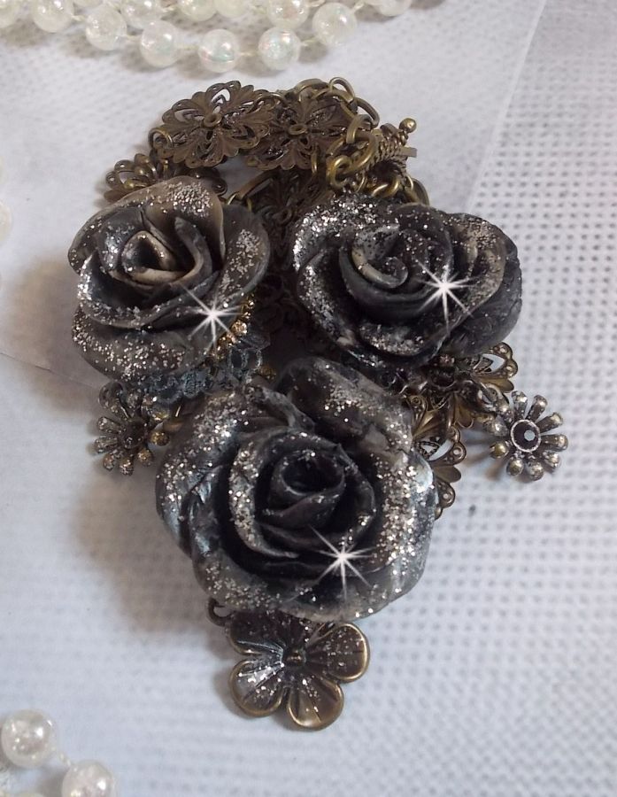 Steampunk Queen halsband skapat med svarta och bruna porslinsrosor, kristallcabochoner och bronstillbehör.