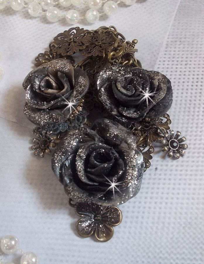 Steampunk Queen halsband skapat med svarta och bruna porslinsrosor, kristallcabochoner och bronstillbehör.