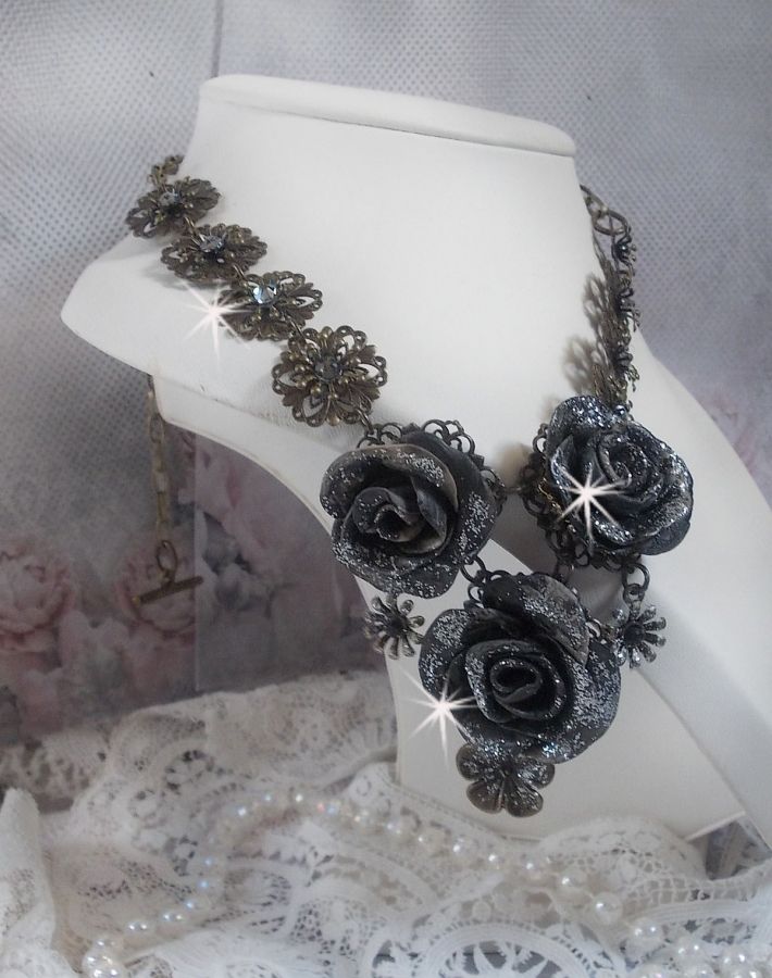 Steampunk Queen halsband skapat med svarta och bruna porslinsrosor, kristallcabochoner och bronstillbehör.
