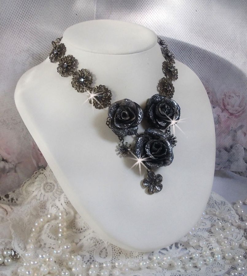 Steampunk Queen halsband skapat med svarta och bruna porslinsrosor, kristallcabochoner och bronstillbehör.