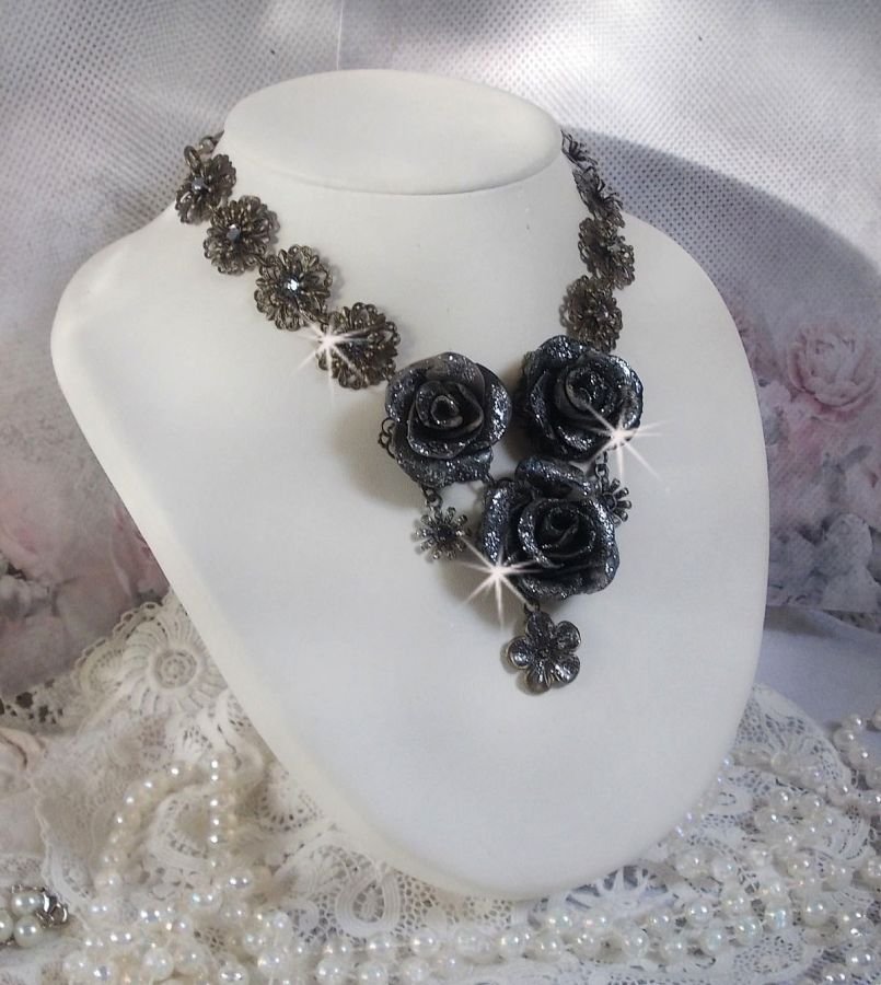 Steampunk Queen halsband skapat med svarta och bruna porslinsrosor, kristallcabochoner och bronstillbehör.