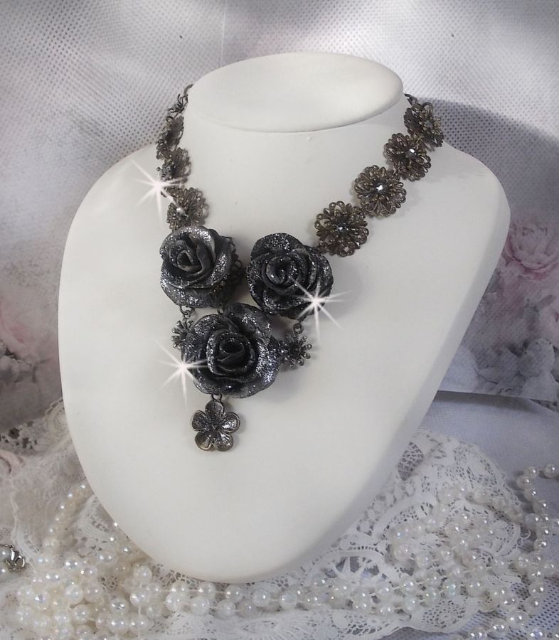 Steampunk Queen halsband skapat med svarta och bruna porslinsrosor, kristallcabochoner och bronstillbehör.