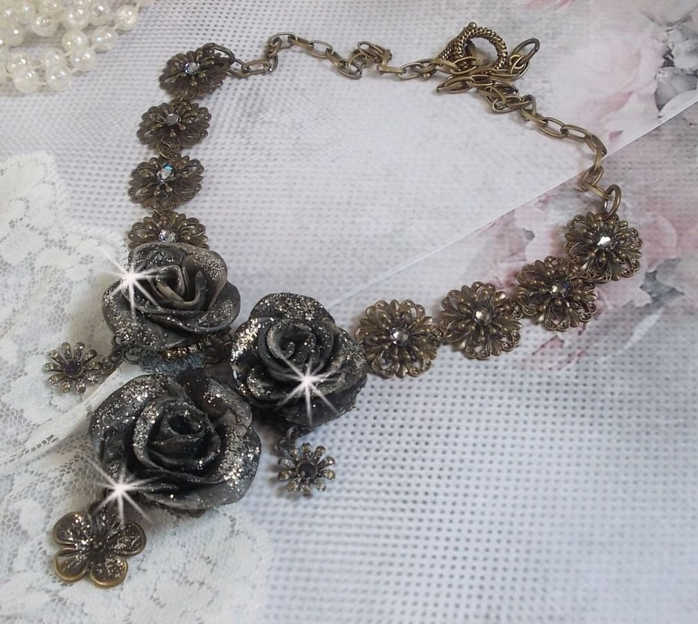 Steampunk Queen halsband skapat med svarta och bruna porslinsrosor, kristallcabochoner och bronstillbehör.