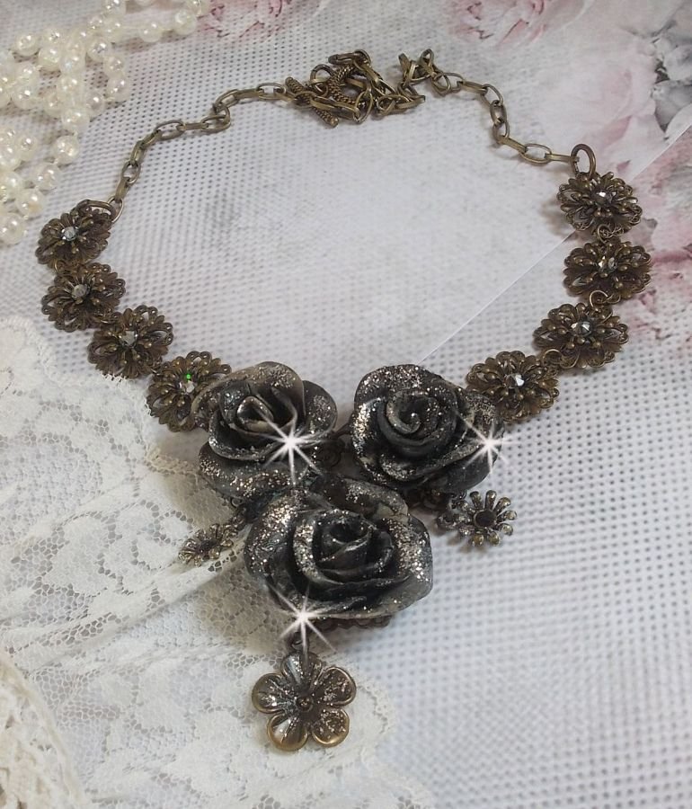 Steampunk Queen halsband skapat med svarta och bruna porslinsrosor, kristallcabochoner och bronstillbehör.