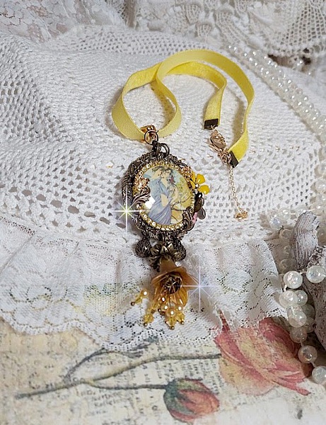 Collier Sunny Side mont&eacute; avec cabochon en r&eacute;sine repr&eacute;sentant une femme en robe Mauve avec un oiseau, cristaux, fleur &eacute;poxy, ruban, Jade en pierre de gemme, breloques aux couleurs Jaune et Bronze