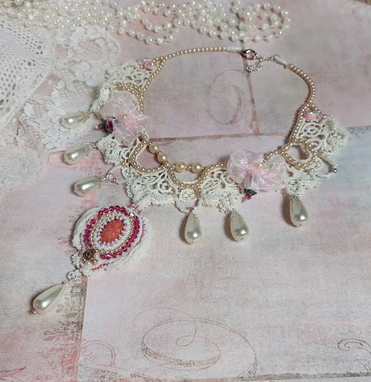 Victorianska broderade Valmont halsband med elfenbensspets, pärlpärlor och Swarovski kristaller