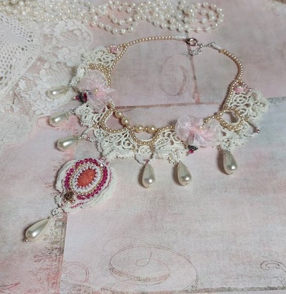 Victorianska broderade Valmont halsband med elfenbensspets, pärlpärlor och Swarovski kristaller