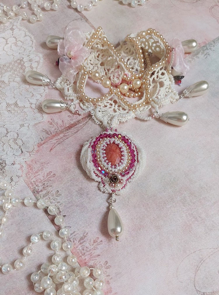 Victorianska broderade Valmont halsband med elfenbensspets, pärlpärlor och Swarovski kristaller