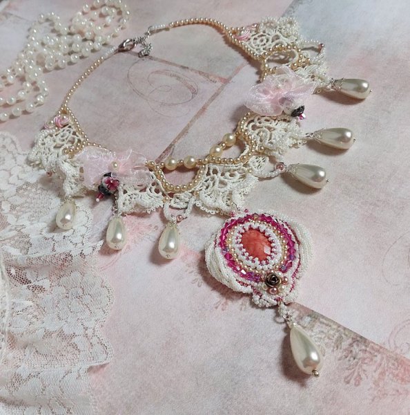 Victorianska broderade Valmont halsband med elfenbensspets, pärlpärlor och Swarovski kristaller