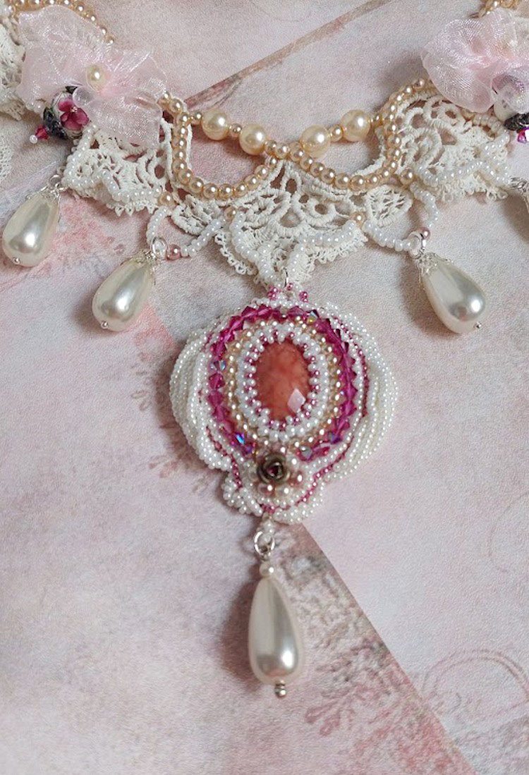 Victorianska broderade Valmont halsband med elfenbensspets, pärlpärlor och Swarovski kristaller