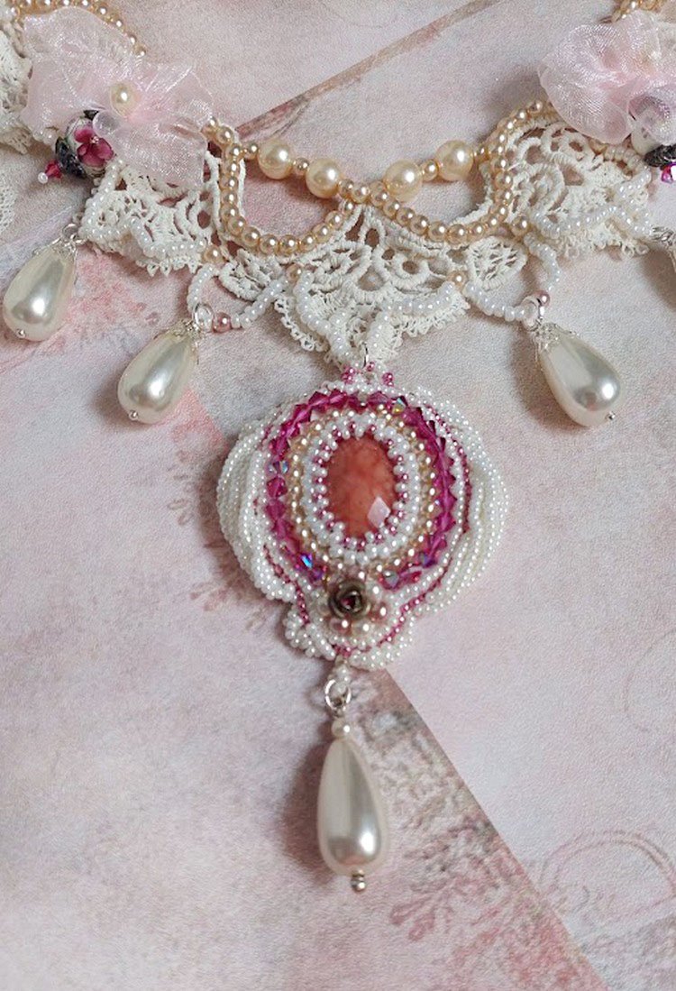 Victorianska broderade Valmont halsband med elfenbensspets, pärlpärlor och Swarovski kristaller