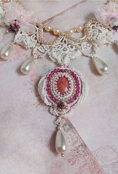 Victorianska broderade Valmont halsband med elfenbensspets, p&auml;rlp&auml;rlor och Swarovski kristaller