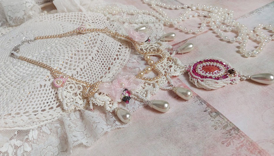 Victorianska broderade Valmont halsband med elfenbensspets, pärlpärlor och Swarovski kristaller