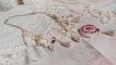Victorianska broderade Valmont halsband med elfenbensspets, pärlpärlor och Swarovski kristaller