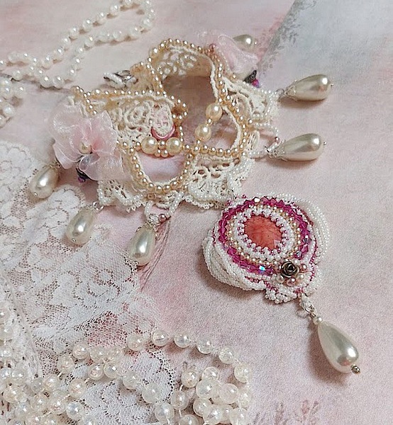 Victorianska broderade Valmont halsband med elfenbensspets, p&auml;rlp&auml;rlor och Swarovski kristaller