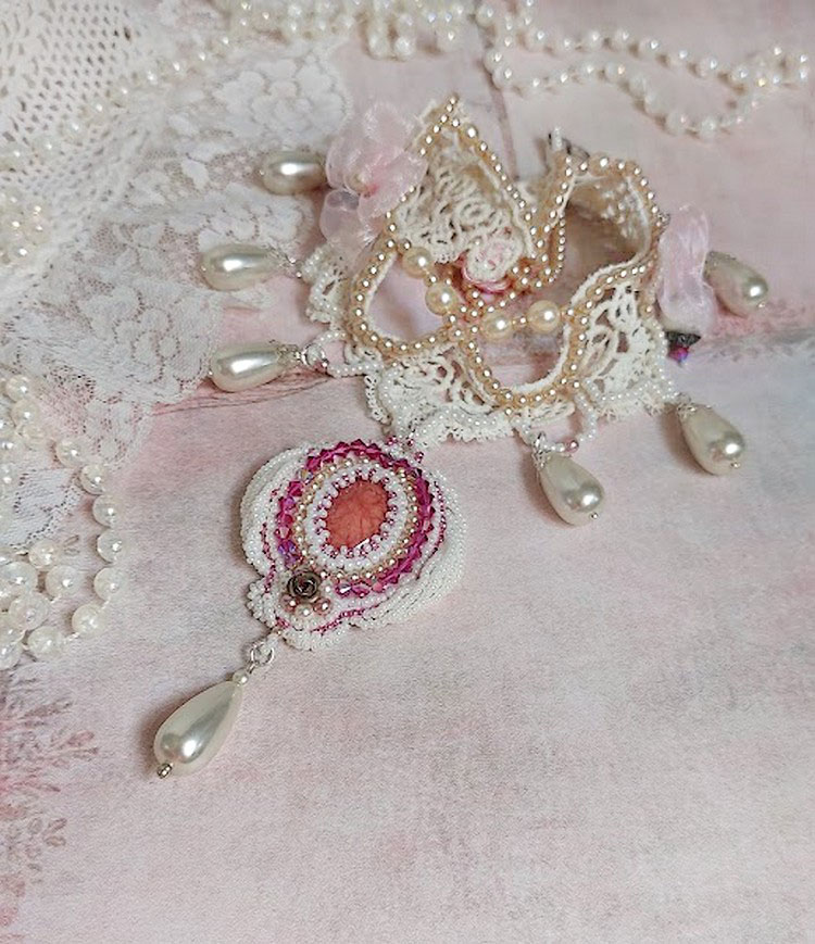 Victorianska broderade Valmont halsband med elfenbensspets, pärlpärlor och Swarovski kristaller