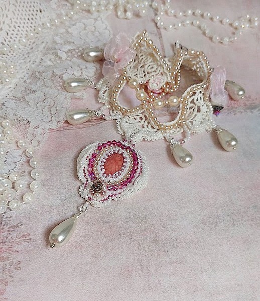 Victorianska broderade Valmont halsband med elfenbensspets, p&auml;rlp&auml;rlor och Swarovski kristaller