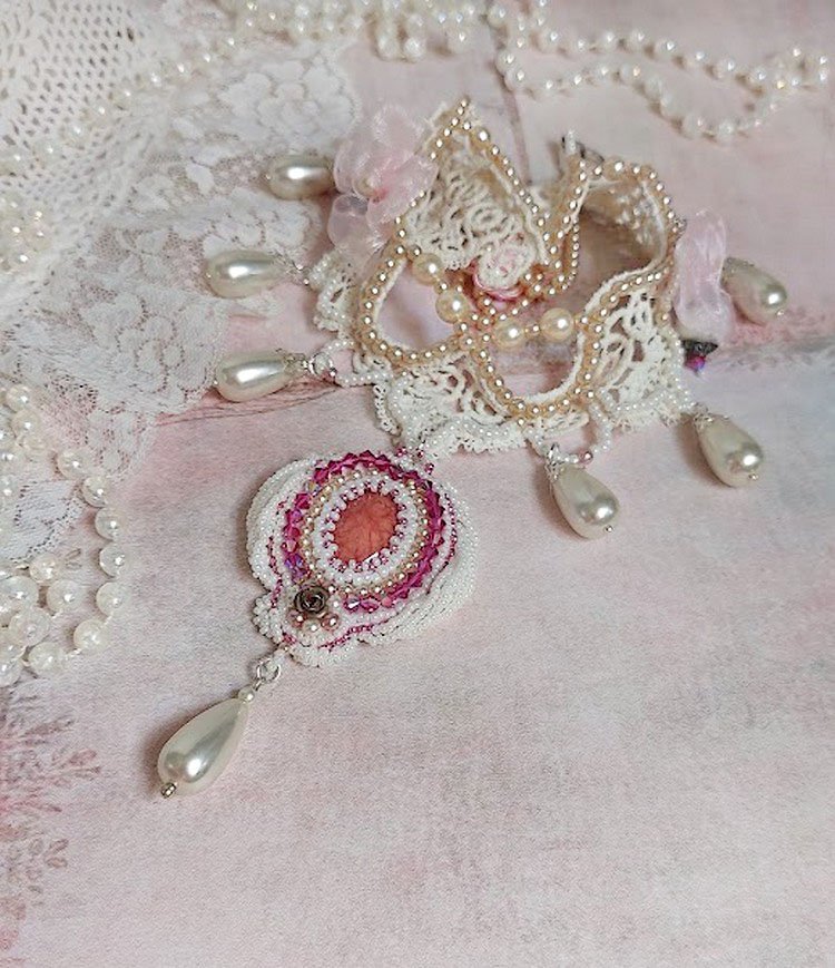 Victorianska broderade Valmont halsband med elfenbensspets, pärlpärlor och Swarovski kristaller