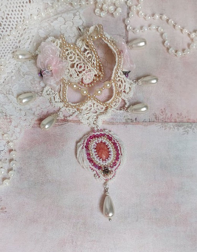 Victorianska broderade Valmont halsband med elfenbensspets, pärlpärlor och Swarovski kristaller