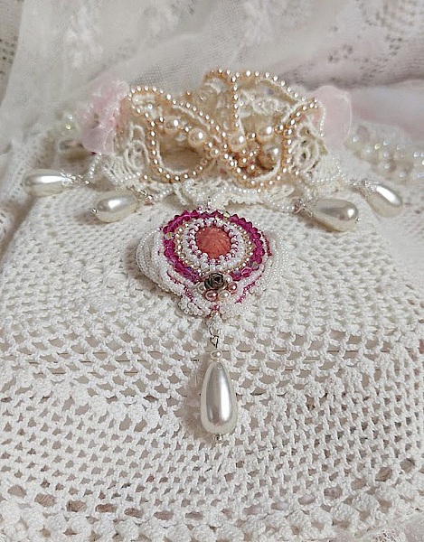 Victorianska broderade Valmont halsband med elfenbensspets, p&auml;rlp&auml;rlor och Swarovski kristaller