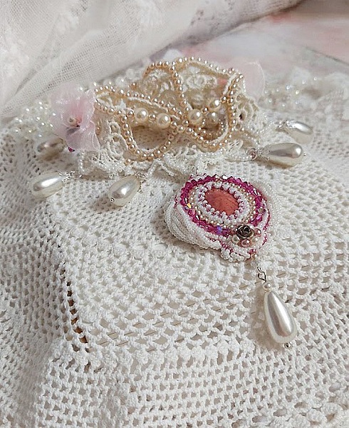 Victorianska broderade Valmont halsband med elfenbensspets, p&auml;rlp&auml;rlor och Swarovski kristaller