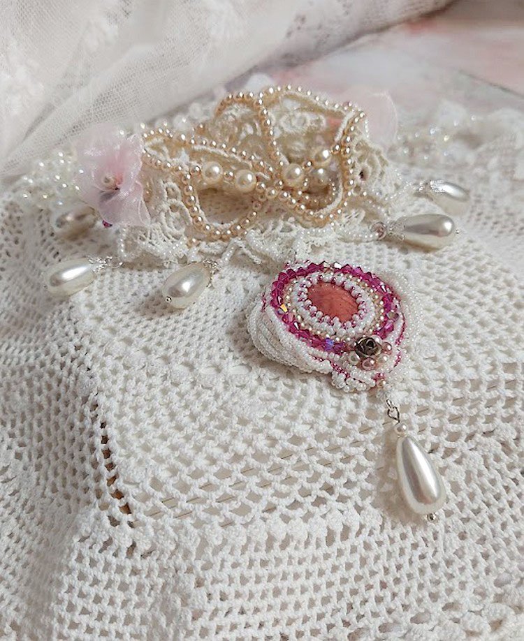 Victorianska broderade Valmont halsband med elfenbensspets, pärlpärlor och Swarovski kristaller