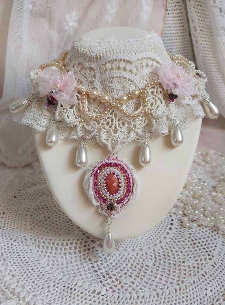 Victorianska broderade Valmont halsband med elfenbensspets, pärlpärlor och Swarovski kristaller