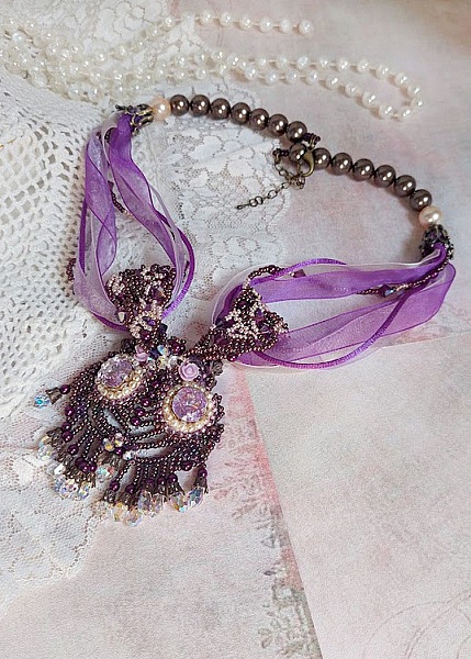 Parisienne halsband broderat med Swarovski-kristaller, elfenbensf&auml;rgade p&auml;rlor och fr&ouml;p&auml;rlor