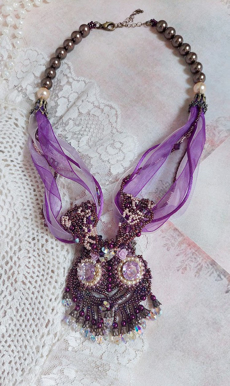 Parisienne halsband broderat med Swarovski-kristaller, elfenbensfärgade pärlor och fröpärlor
