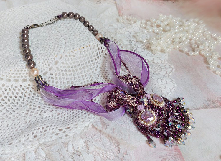 Parisienne halsband broderat med Swarovski-kristaller, elfenbensfärgade pärlor och fröpärlor