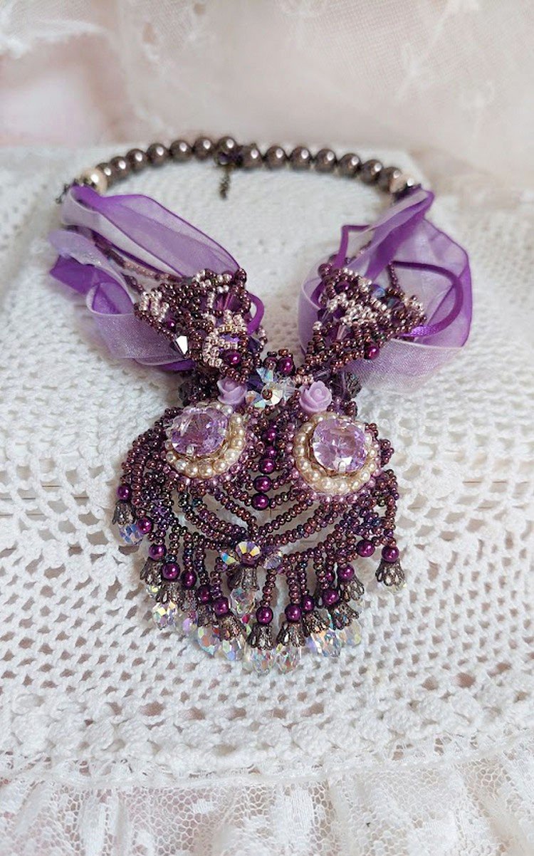 Parisienne halsband broderat med Swarovski-kristaller, elfenbensfärgade pärlor och fröpärlor