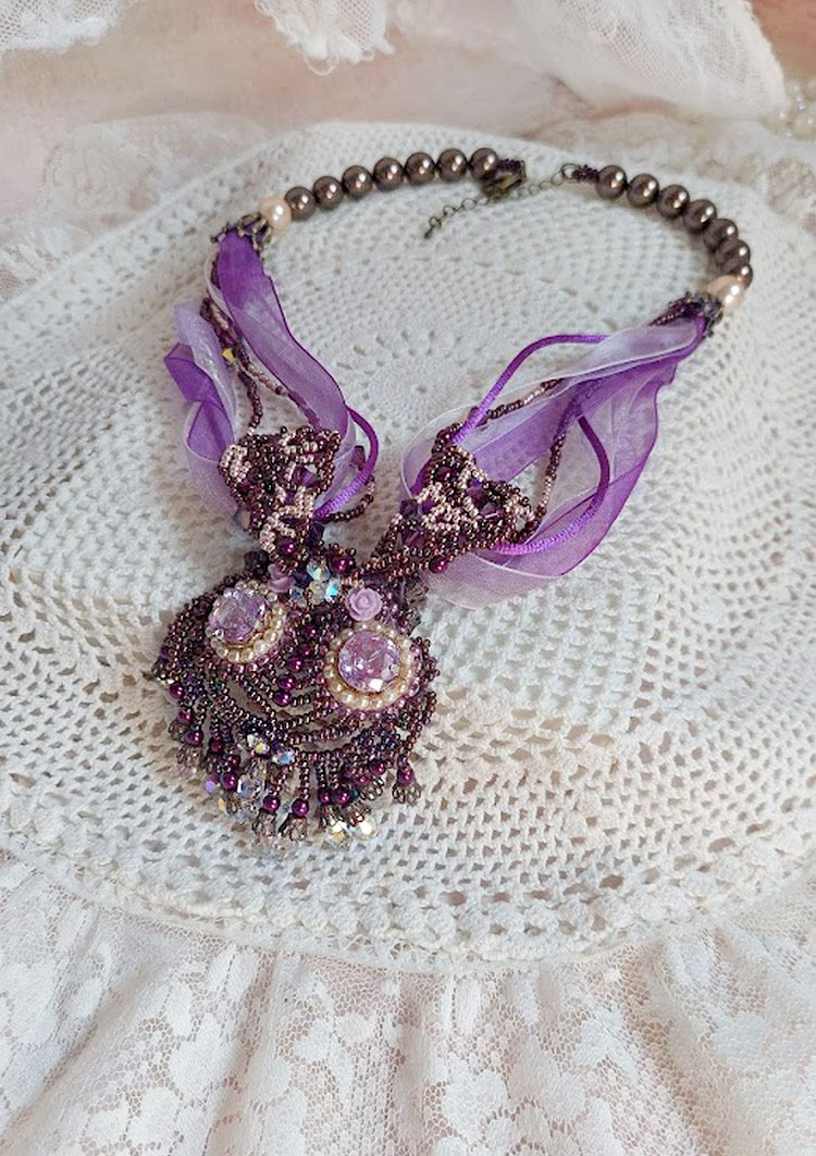 Parisienne halsband broderat med Swarovski-kristaller, elfenbensfärgade pärlor och fröpärlor