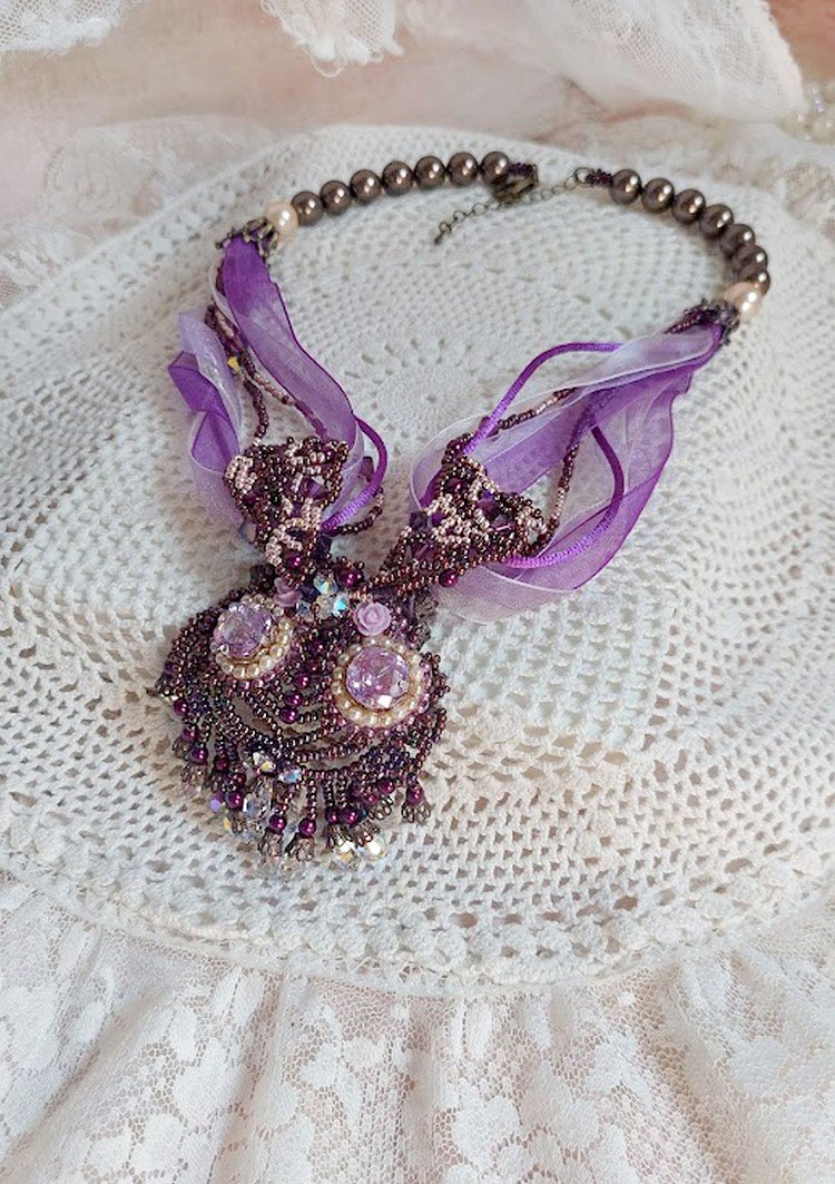 Parisienne halsband broderat med Swarovski-kristaller, elfenbensfärgade pärlor och fröpärlor