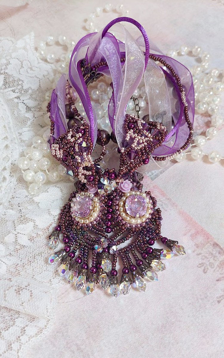 Parisienne halsband broderat med Swarovski-kristaller, elfenbensfärgade pärlor och fröpärlor