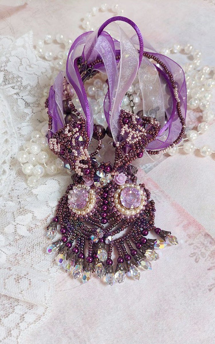 Parisienne halsband broderat med Swarovski-kristaller, elfenbensfärgade pärlor och fröpärlor