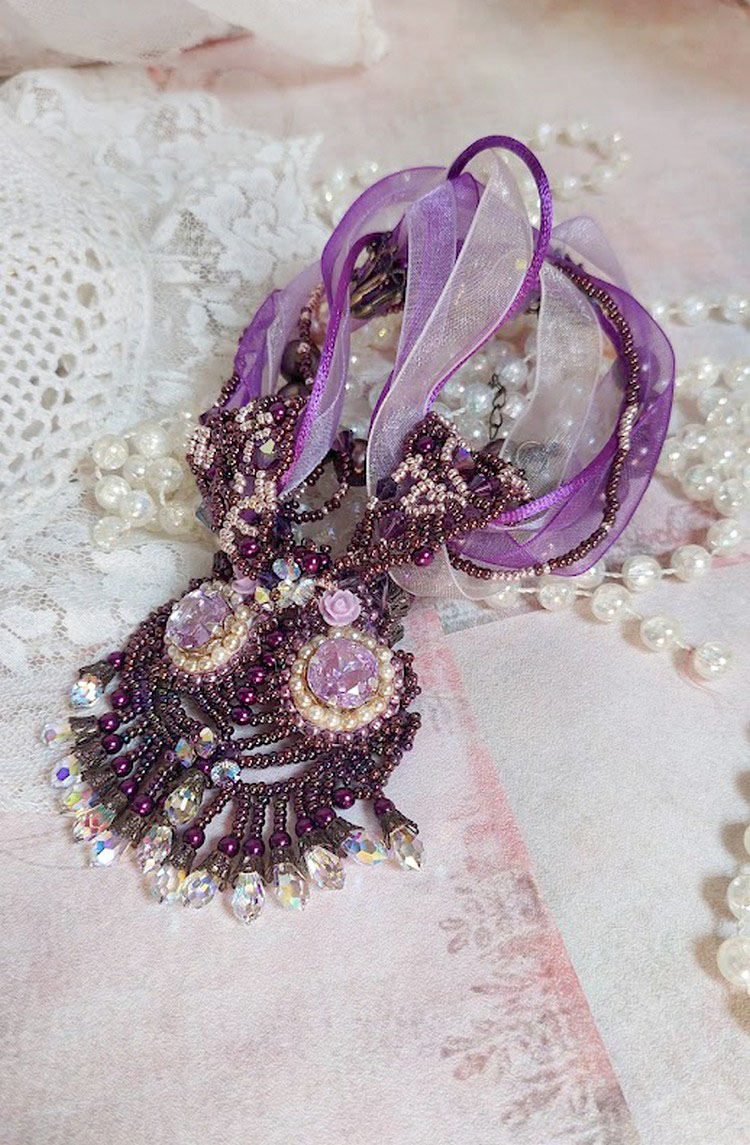 Parisienne halsband broderat med Swarovski-kristaller, elfenbensfärgade pärlor och fröpärlor