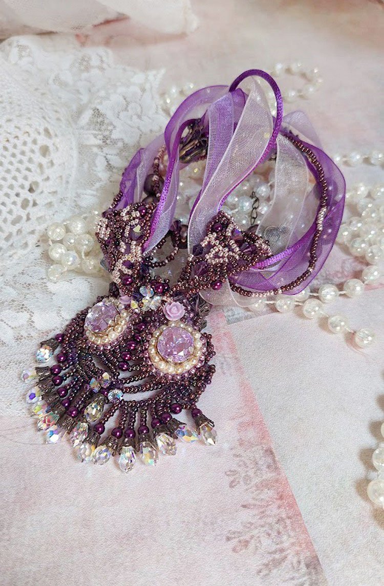 Parisienne halsband broderat med Swarovski-kristaller, elfenbensfärgade pärlor och fröpärlor
