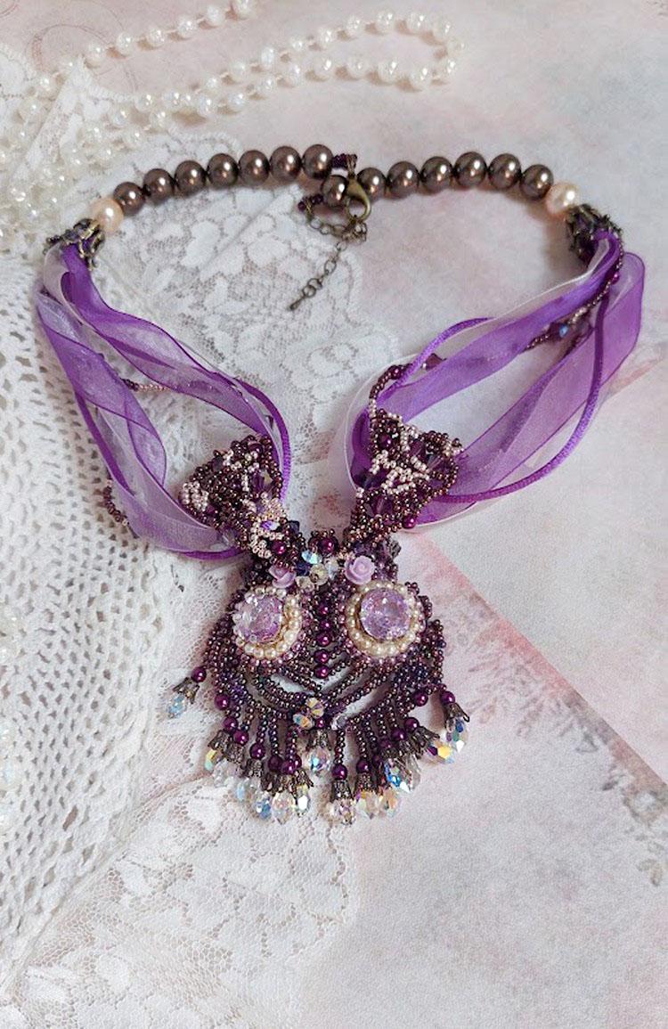 Parisienne halsband broderat med Swarovski-kristaller, elfenbensfärgade pärlor och fröpärlor
