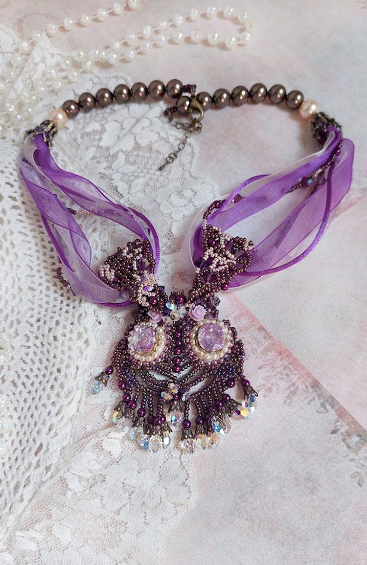 Parisienne halsband broderat med Swarovski-kristaller, elfenbensfärgade pärlor och fröpärlor