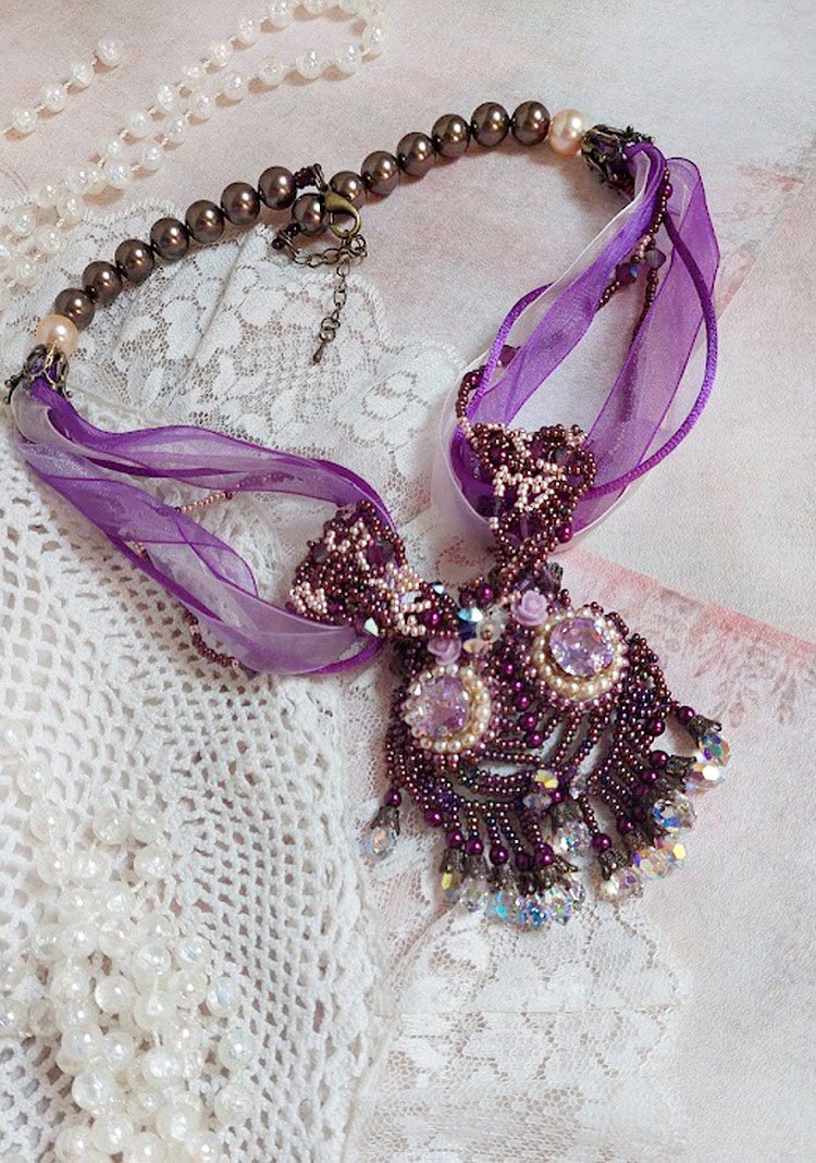 Parisienne halsband broderat med Swarovski-kristaller, elfenbensfärgade pärlor och fröpärlor